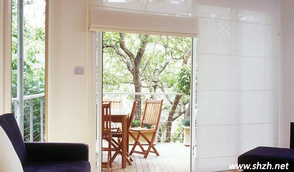 客廳陽臺卷簾隔斷設(shè)計(jì)